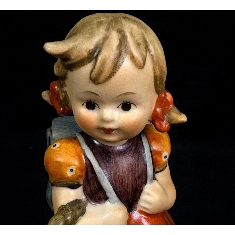 Goebel Hummel SCHOOL GIRL w/ Backpack & Basket 4.5" #81 2/0 TMK 6 "Missing Bee" - Picture 6 of 13